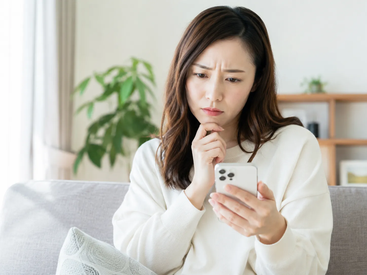 パートナーの浮気について悩んでいる女性