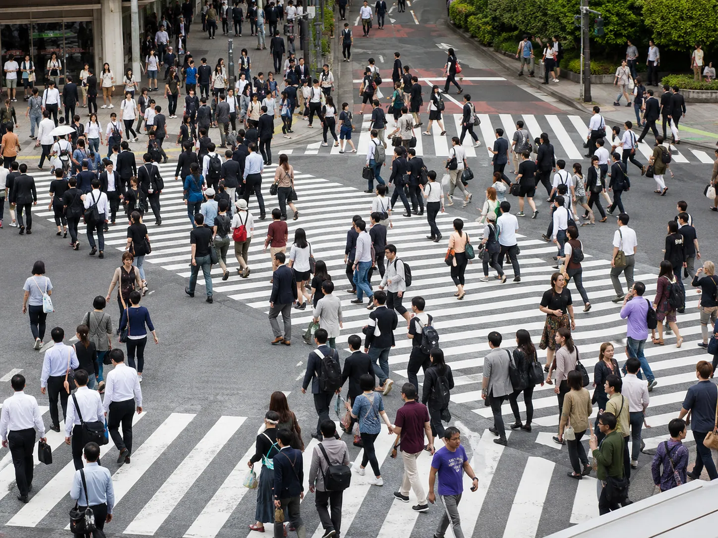 人が行き交う街中で所在を確認する調査