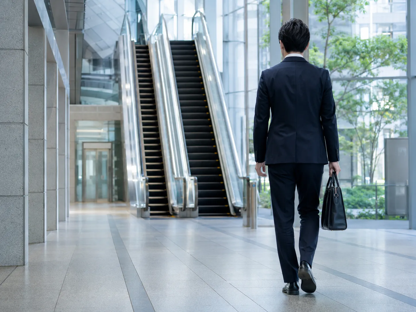 勤務先へ向かう会社員のイメージ