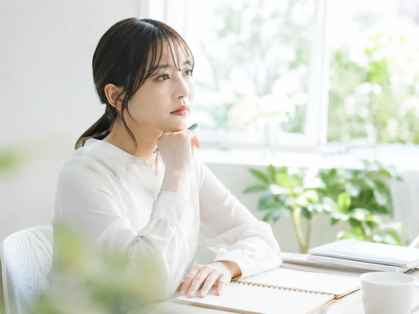 子どもの生活や交友関係を心配する保護者のイメージ